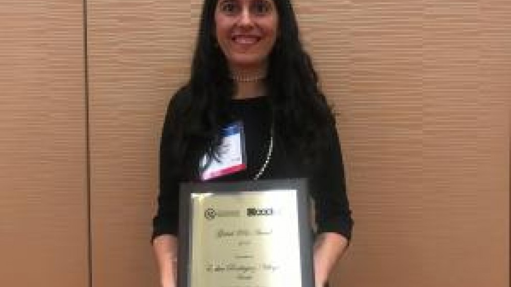 Professor Esther Rodriguez-Villegas with her award for Winner of the 2018 Global 3Rs 