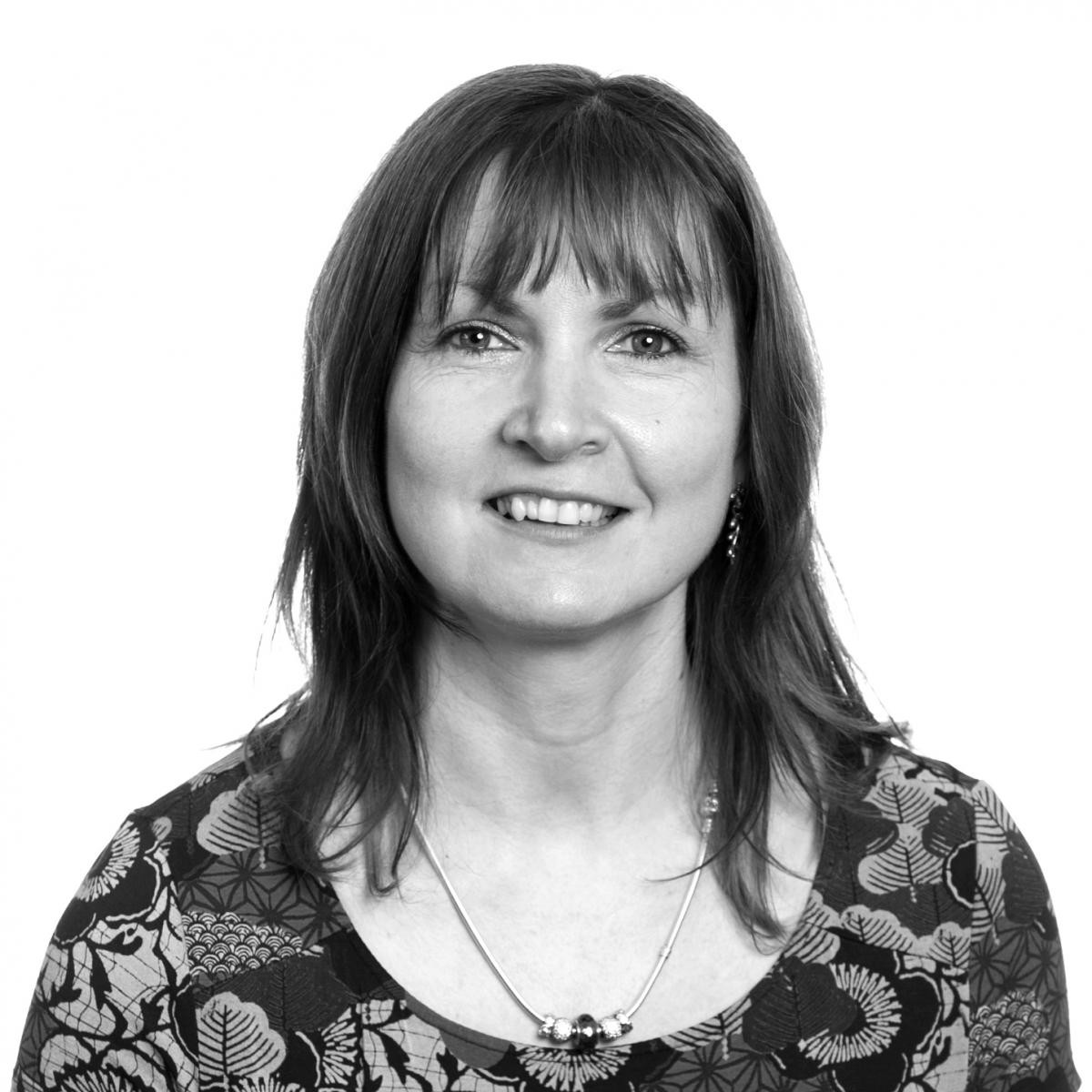 Head shot of Dr Lynne Sneddon