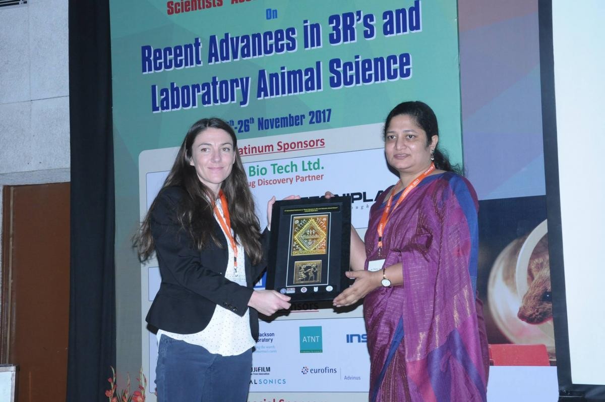 An NC3Rs representative presenting an award to a fellow colleague 