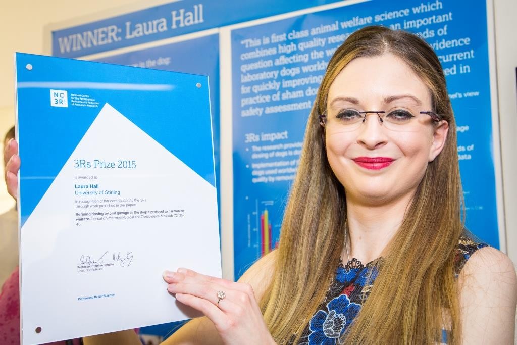 Dr Hall holding up her 3Rs prize 2015 document 