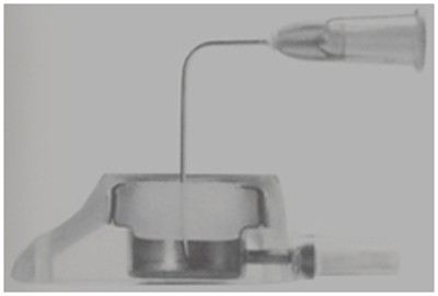 Cross section of a vascular access port; the septum has been punctured with a right-angled Huber needle.