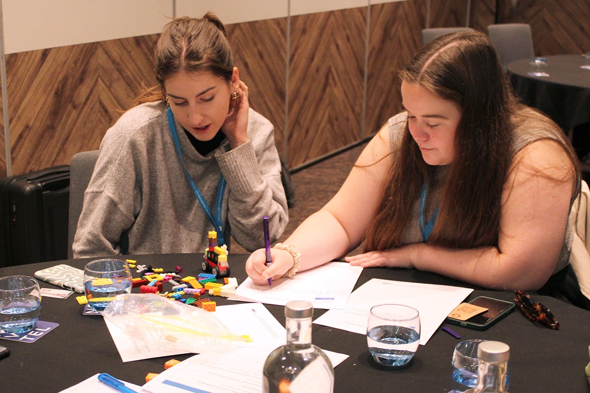 Two PhD students in a training workshop on reproducibility
